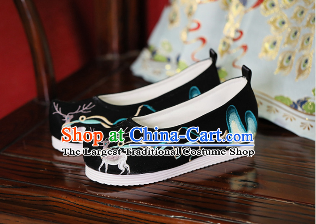 Chinese Traditional Handmade Embroidered Mountain and Deer Shoes