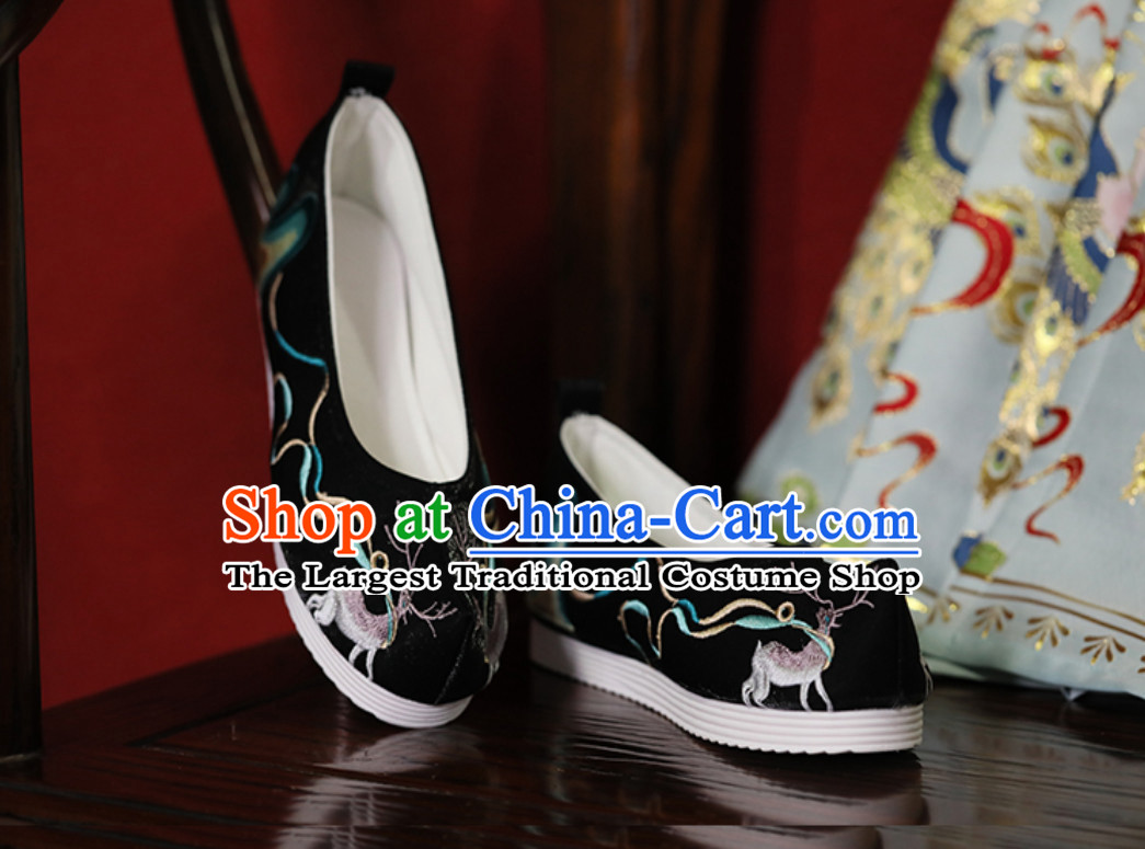 Chinese Traditional Handmade Embroidered Mountain and Deer Shoes