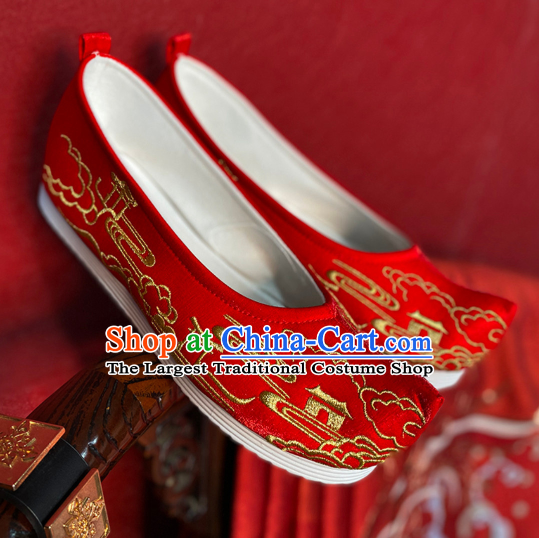 Chinese Traditional Handmade Embroidered Mountain and Deer Shoes