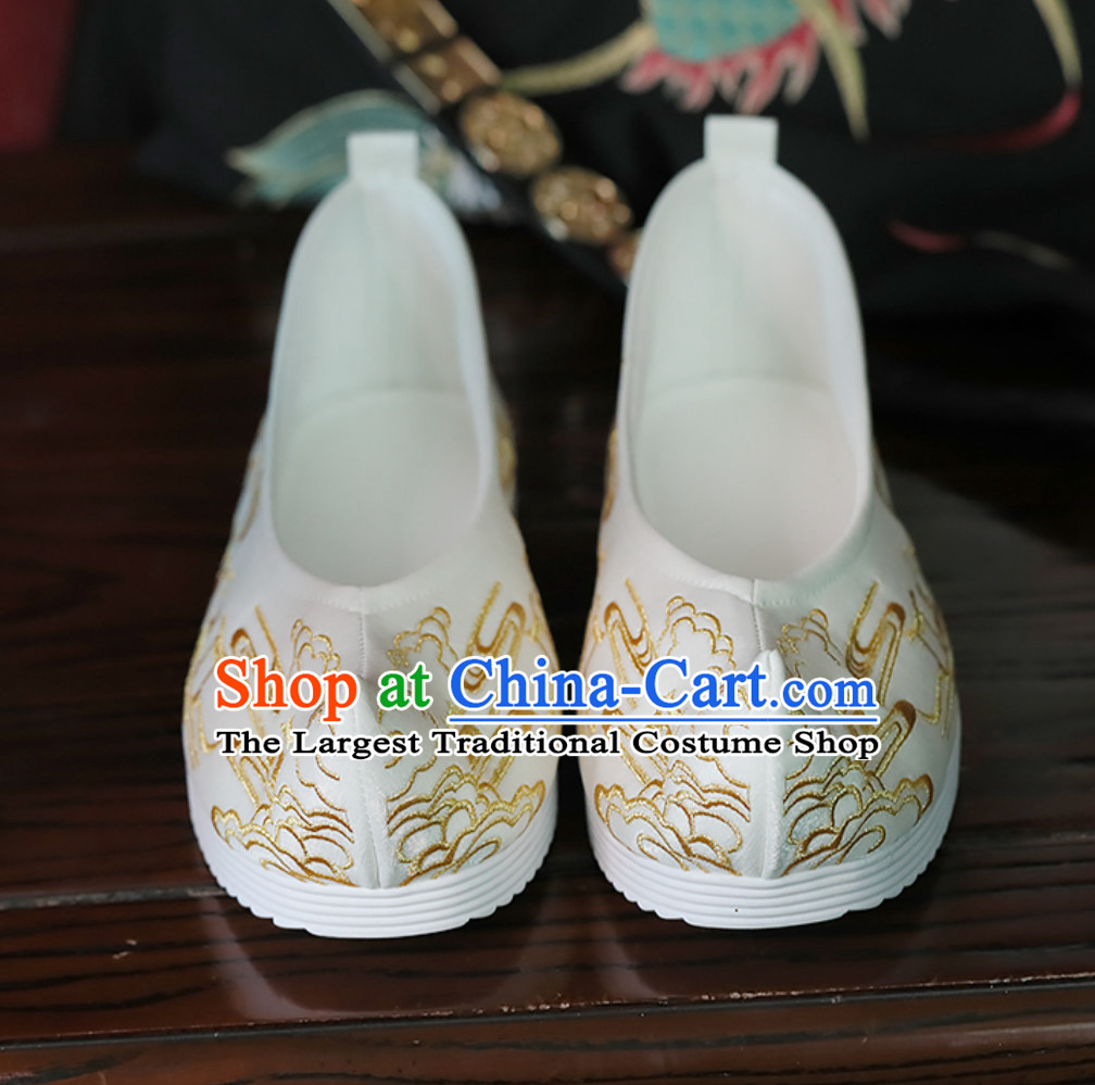 Chinese Traditional Handmade Embroidered Mountain and Deer Shoes