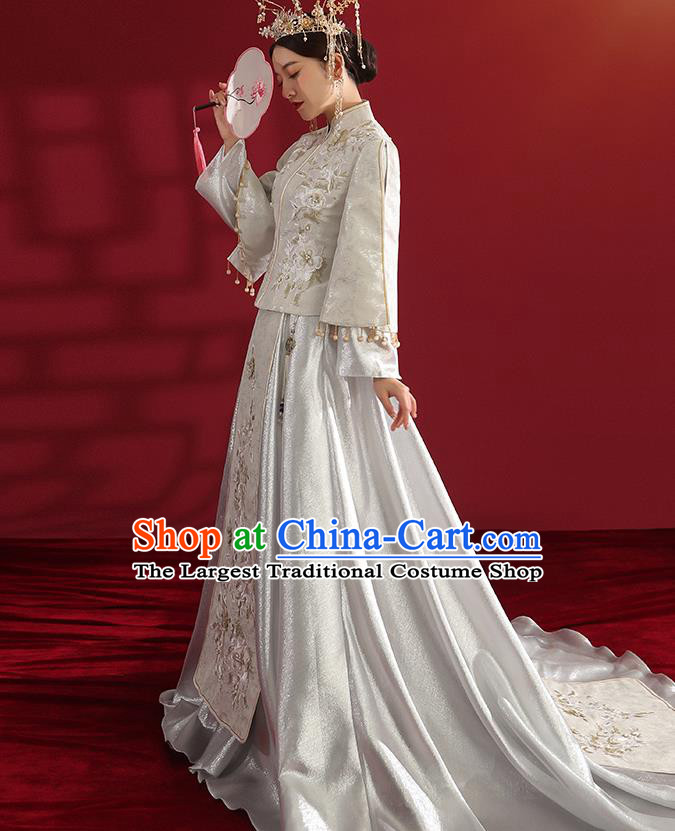 China Traditional Wedding Costumes Classical Embroidered White Xiuhe Suit Bride Dress