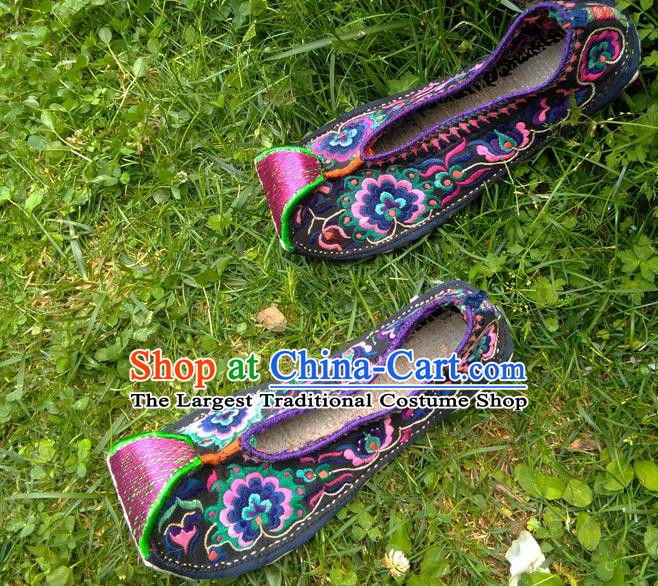 Chinese Handmade Embroidered Shoes Traditional Yi Nationality Shoes Yunnan Ethnic Shoes National Dance Shoes