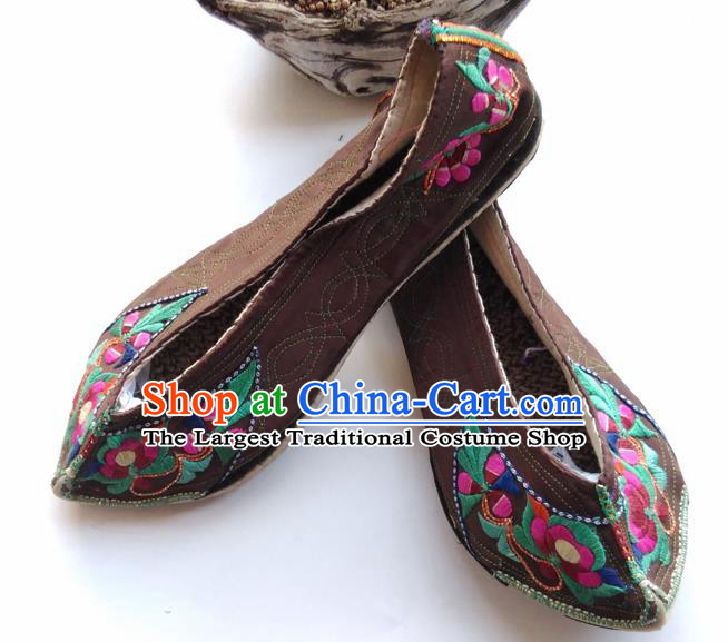 Chinese National Brown Cloth Shoes Handmade Embroidered Shoes Traditional Yi Nationality Strong Cloth Soles Shoes Yunnan Ethnic Shoes