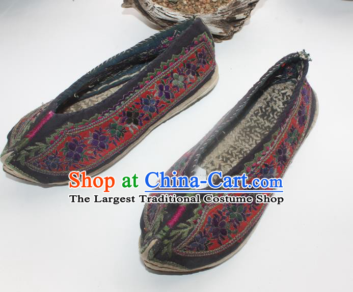 Chinese National Wedding Strong Cloth Soles Shoes Handmade Red Embroidered Shoes Traditional Yunnan Yi Nationality Woman Shoes