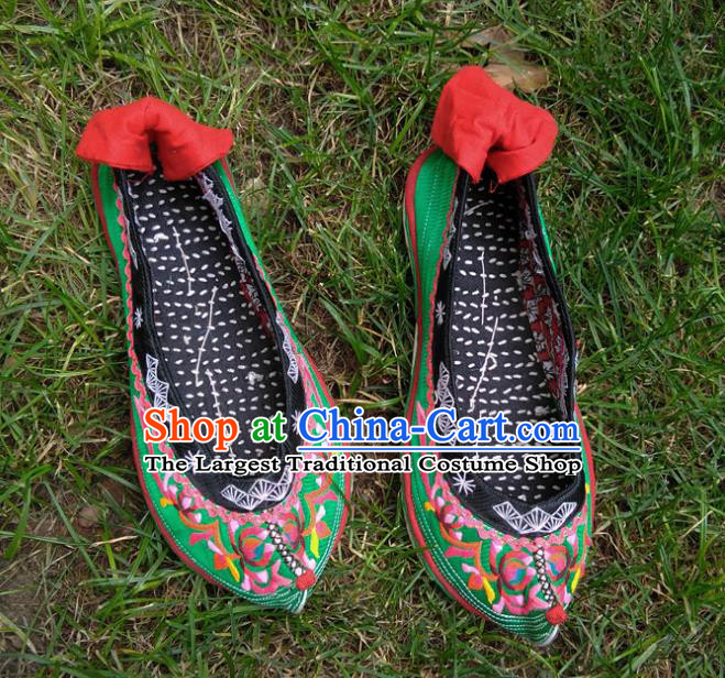 Chinese National Embroidered Green Satin Shoes Traditional Yi Nationality Shoes Yunnan Ethnic Female Shoes