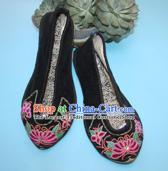 Chinese Handmade Yi Nationality Woman Shoes Yunnan Folk Dance Shoes Traditional Black Embroidered Shoes