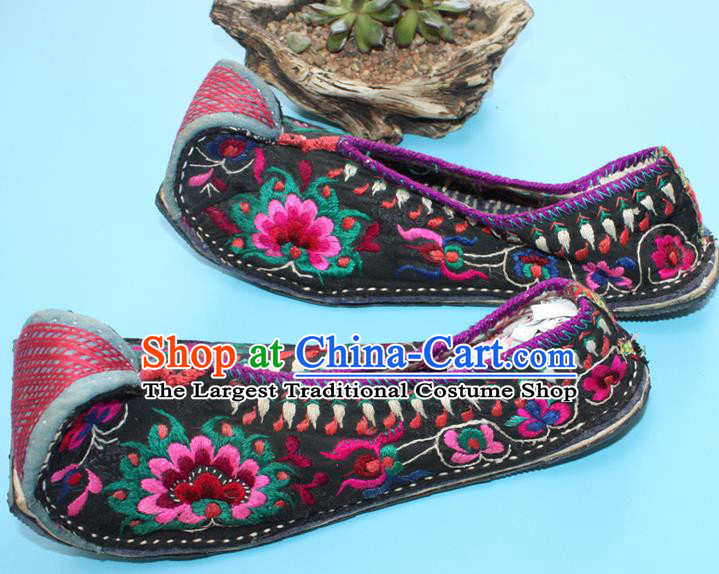 Chinese Handmade Yi Nationality Shoes Yunnan Woman Folk Dance Shoes Traditional Ethnic Full Embroidered Shoes