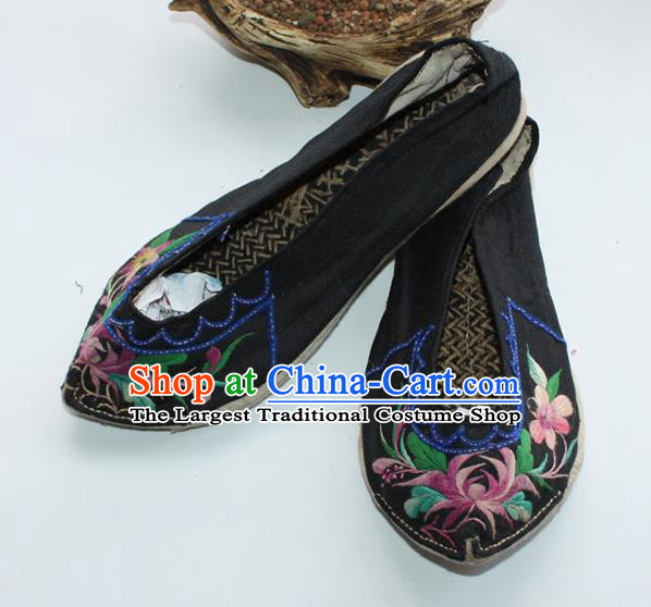 Chinese Yunnan Ethnic Shoes Traditional Black Cloth Shoes Embroidered Shoes Handmade Yi Nationality Female Shoes