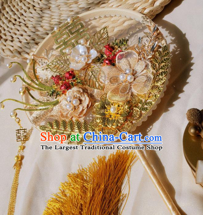 China Classical Embroidered Fan Handmade Silk Fan Traditional Wedding Shell Flowers Fan Bride Palace Fan