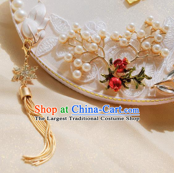 China Classical Pearls Circular Fan Handmade White Silk Fan Traditional Wedding Fan Bride Palace Fan
