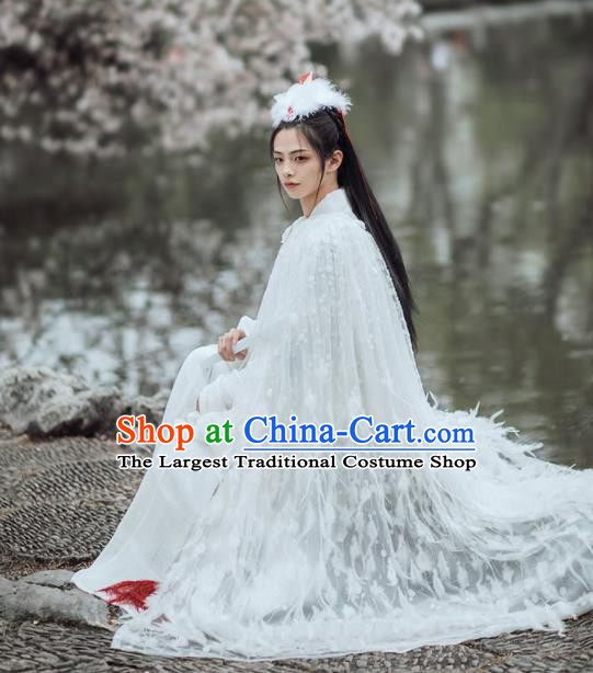 China Traditional Hanfu White Mantle Ming Dynasty Swordswoman Feather Cape Clothing Ancient Goddess Garment Costume