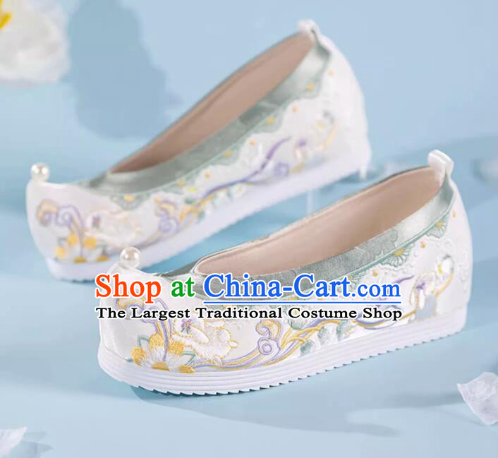 China Traditional Hanfu Shoes Handmade White Embroidered Shoes Ming Dynasty Princess Pearls Shoes
