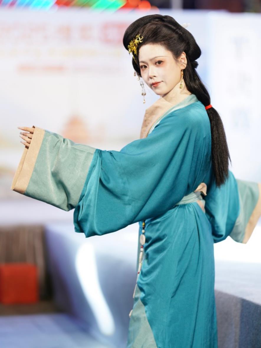 Hanfu Traditional Chinese Costumes Historical Reproduction Clothing Han Dynasty Quju Winding Robe dress