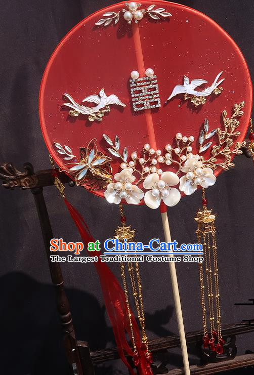 China Traditional Hanfu Red Silk Circular Fan Classical Wedding Fan Handmade Shell Flowers Palace Fan