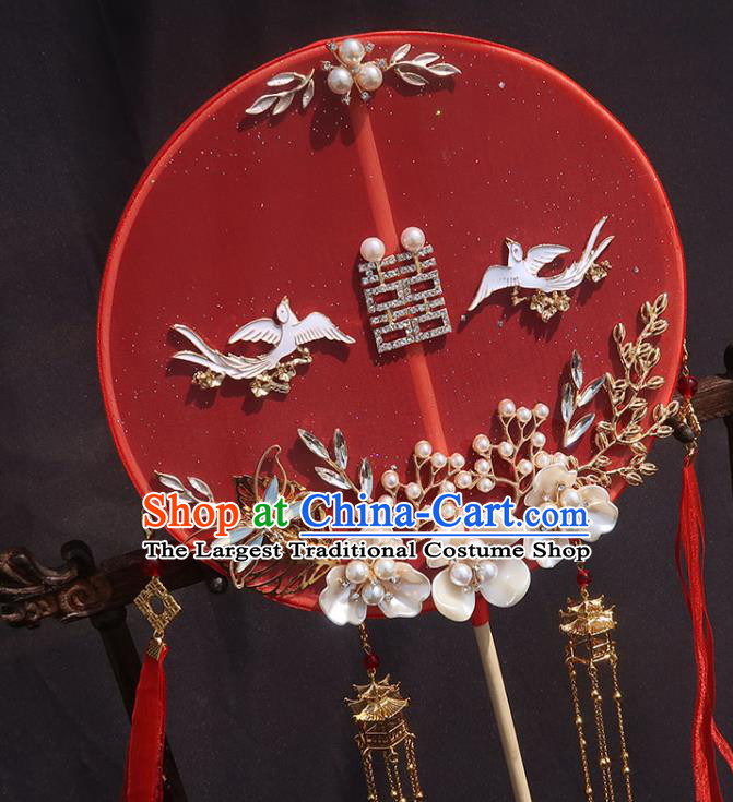 China Traditional Hanfu Red Silk Circular Fan Classical Wedding Fan Handmade Shell Flowers Palace Fan