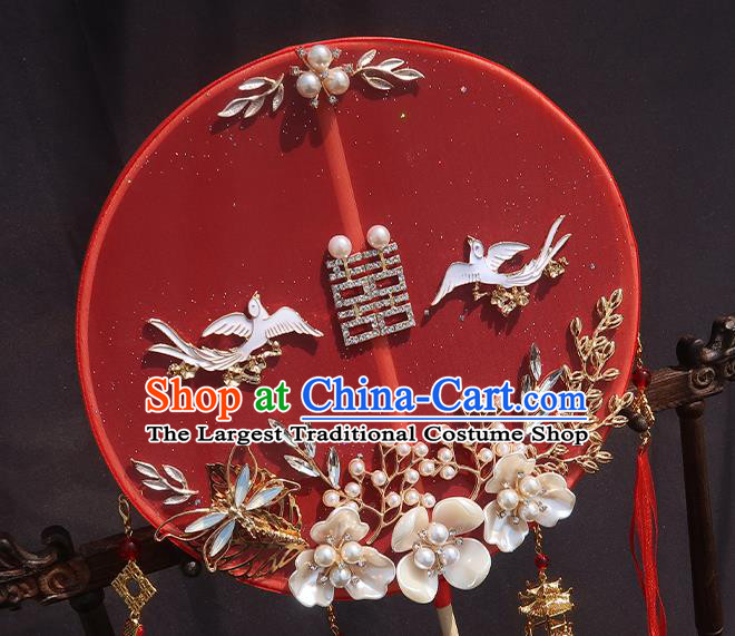 China Traditional Hanfu Red Silk Circular Fan Classical Wedding Fan Handmade Shell Flowers Palace Fan